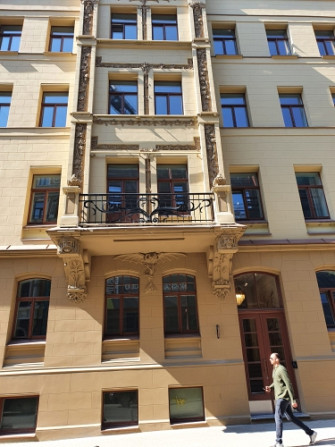 Tiek izīrēts gaišs un gaumīgs dzīvoklis Rīgas centrā, renovētā ēkā Lāčplēša ielā.  Dzīvoklim ir balk Рига - изображение 1