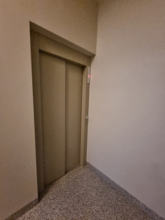 Tiek izīrēts gaišs un gaumīgs dzīvoklis Rīgas centrā, renovētā ēkā Lāčplēša ielā.  Dzīvoklim ir balk Рига - изображение 9