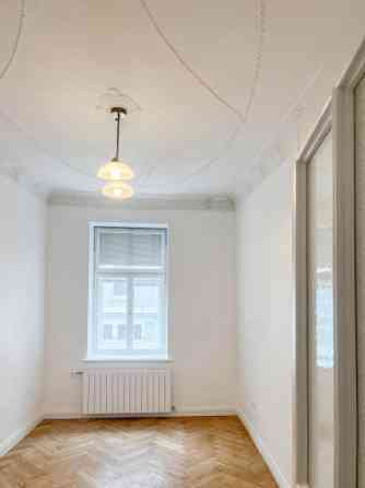 Izīrē izsmalcinātu 4-istabu dzīvokli uz klusās Akas ielas, starp Ģertrūdes un Lāčplēša ielu.  Šis dz Rīga