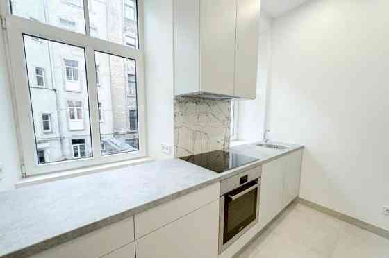 Izīrē izsmalcinātu 4-istabu dzīvokli uz klusās Akas ielas, starp Ģertrūdes un Lāčplēša ielu.  Šis dz Rīga