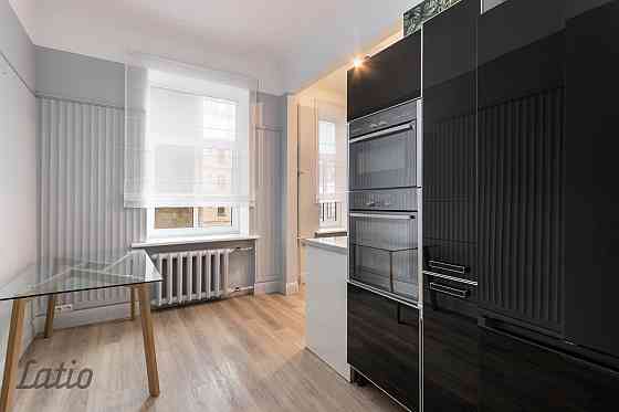 Tiek izīrēts gaišs un plašs 5 istabu dzīvoklis renovētā fasādes mājā pašā pilsētas centrā, kur līdzā Rīga