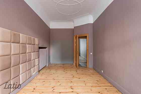 Tiek izīrēts gaišs un plašs 5 istabu dzīvoklis renovētā fasādes mājā pašā pilsētas centrā, kur līdzā Rīga