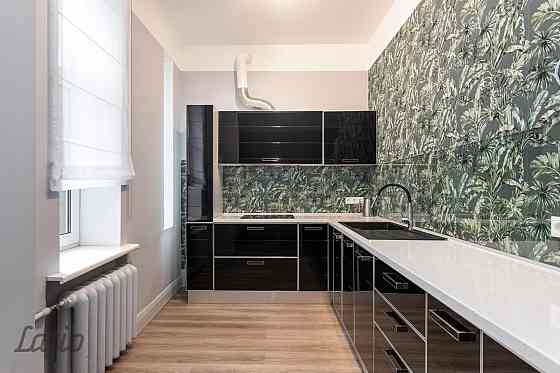 Tiek izīrēts gaišs un plašs 5 istabu dzīvoklis renovētā fasādes mājā pašā pilsētas centrā, kur līdzā Rīga