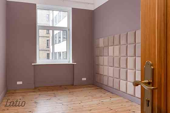 Tiek izīrēts gaišs un plašs 5 istabu dzīvoklis renovētā fasādes mājā pašā pilsētas centrā, kur līdzā Rīga