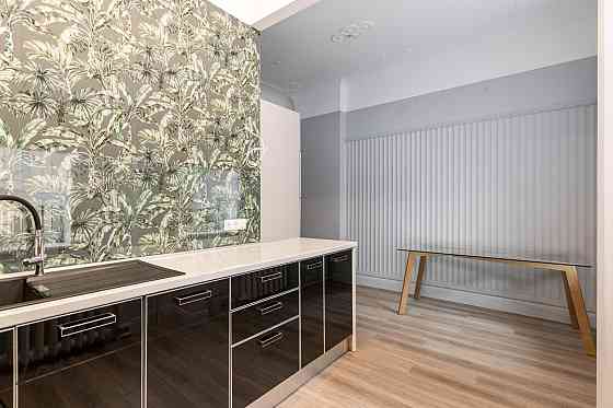 Tiek izīrēts gaišs un plašs 5 istabu dzīvoklis renovētā fasādes mājā pašā pilsētas centrā, kur līdzā Rīga