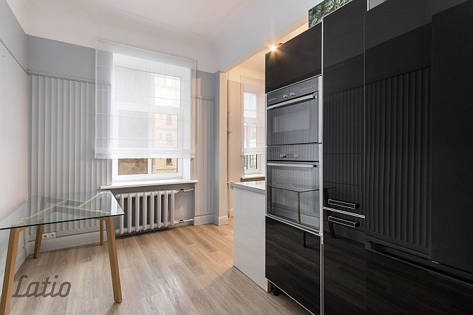 Tiek izīrēts gaišs un plašs 5 istabu dzīvoklis renovētā fasādes mājā pašā pilsētas Rīga - foto 3