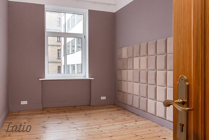 Tiek izīrēts gaišs un plašs 5 istabu dzīvoklis renovētā fasādes mājā pašā pilsētas Rīga - foto 4
