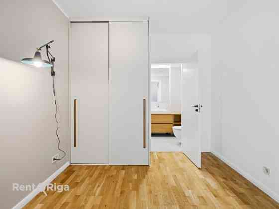 Piedāvājumā  kvalitatīvi un pārdomāti plānots 3-istabu dzīvoklis Āgenskalnā, vienā no Rīgas zaļākaji Rīga