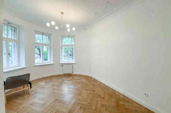 Izīrē izsmalcinātu 4-istabu dzīvokli uz klusās Akas ielas, starp Ģertrūdes un Lāčplēša ielu.  Šis dz Rīga