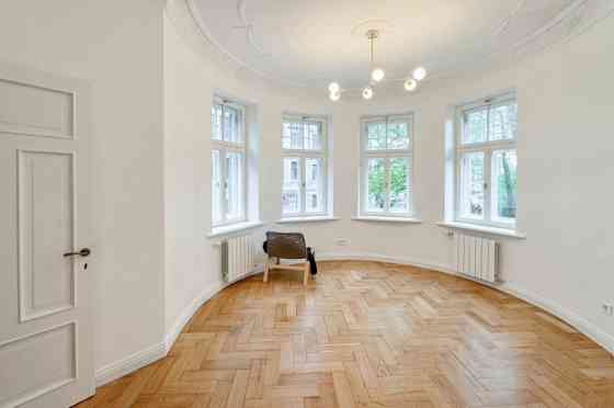 Izīrē izsmalcinātu 4-istabu dzīvokli uz klusās Akas ielas, starp Ģertrūdes un Lāčplēša ielu.  Šis dz Rīga