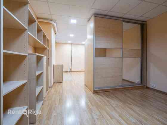 Качественные офисные помещения в самом центре Риги, на улице Дзирнаву.  Окна Рига