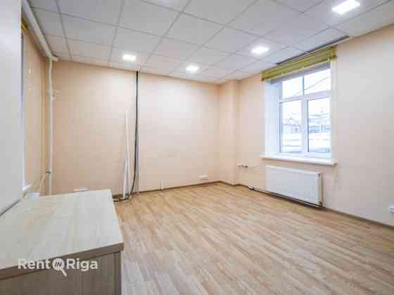 Качественные офисные помещения в самом центре Риги, на улице Дзирнаву.  Окна Рига