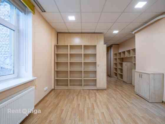 Качественные офисные помещения в самом центре Риги, на улице Дзирнаву.  Окна Рига