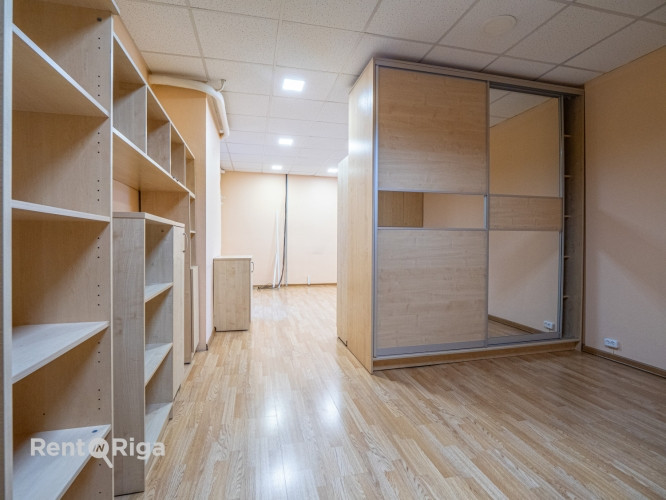 Качественные офисные помещения в самом центре Риги, на улице Дзирнаву.  Окна Рига - изображение 1