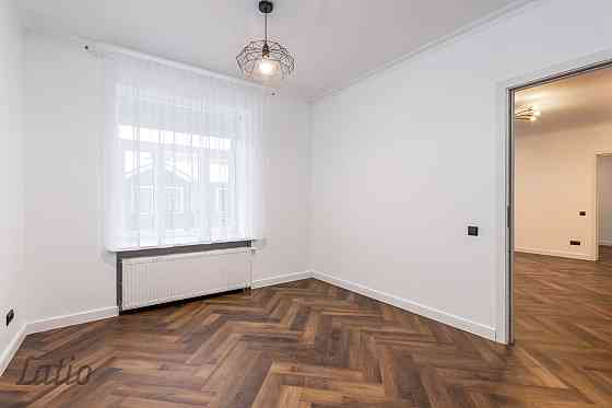 Pārdod gaumīgi atjaunotu, kompaktu trīsistabu dzīvokli renovētā ēkā Grīziņkalnā, klusajā Laboratorij Rīga