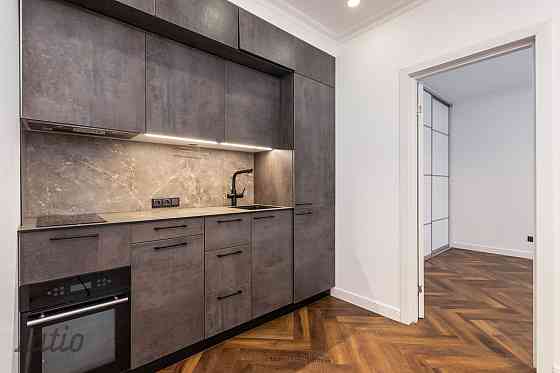 Pārdod gaumīgi atjaunotu, kompaktu trīsistabu dzīvokli renovētā ēkā Grīziņkalnā, klusajā Laboratorij Rīga