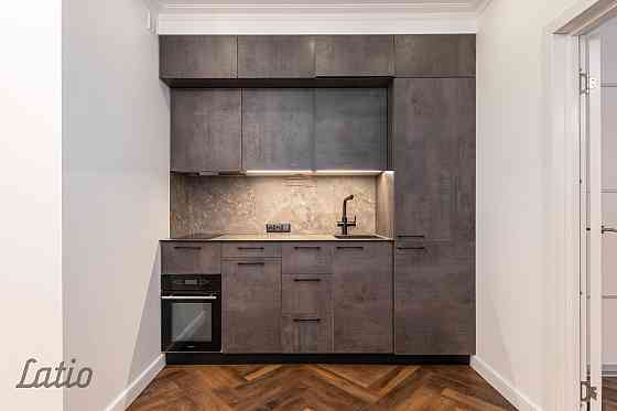 Pārdod gaumīgi atjaunotu, kompaktu trīsistabu dzīvokli renovētā ēkā Grīziņkalnā, klusajā Laboratorij Rīga