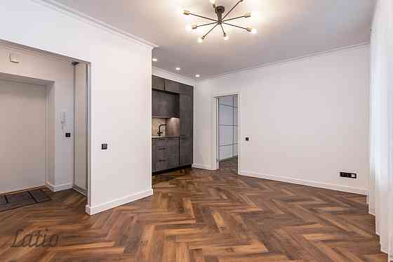 Pārdod gaumīgi atjaunotu, kompaktu trīsistabu dzīvokli renovētā ēkā Grīziņkalnā, klusajā Laboratorij Rīga