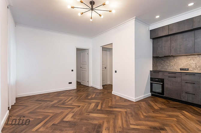 Pārdod gaumīgi atjaunotu, kompaktu trīsistabu dzīvokli renovētā ēkā Grīziņkalnā, Rīga - foto 1