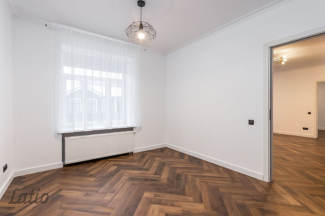 Pārdod gaumīgi atjaunotu, kompaktu trīsistabu dzīvokli renovētā ēkā Grīziņkalnā, Rīga - foto 5