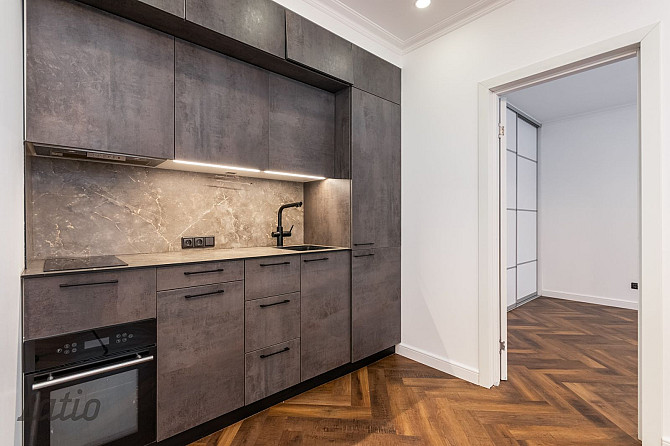 Pārdod gaumīgi atjaunotu, kompaktu trīsistabu dzīvokli renovētā ēkā Grīziņkalnā, Rīga - foto 2