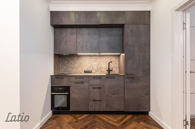 Pārdod gaumīgi atjaunotu, kompaktu trīsistabu dzīvokli renovētā ēkā Grīziņkalnā, Rīga - foto 3