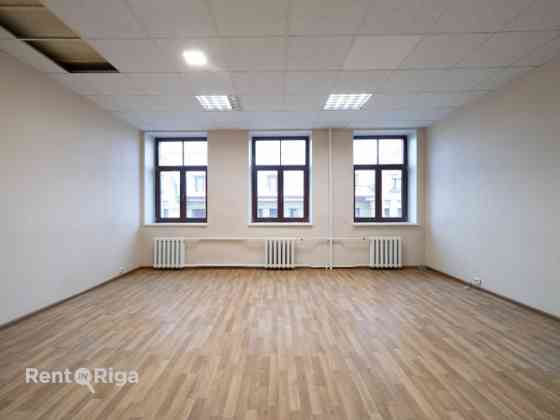 Качественные офисные помещения в самом центре Риги, на улице Дзирнаву.  Окна Рига