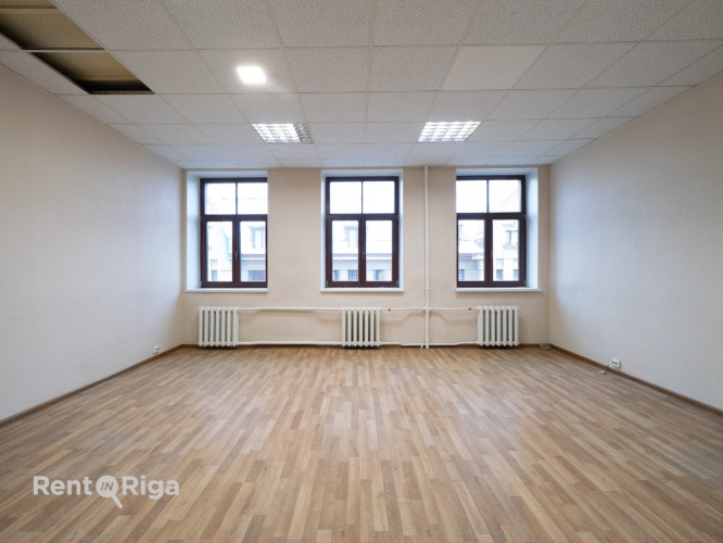 Качественные офисные помещения в самом центре Риги, на улице Дзирнаву.  Окна Рига - изображение 1