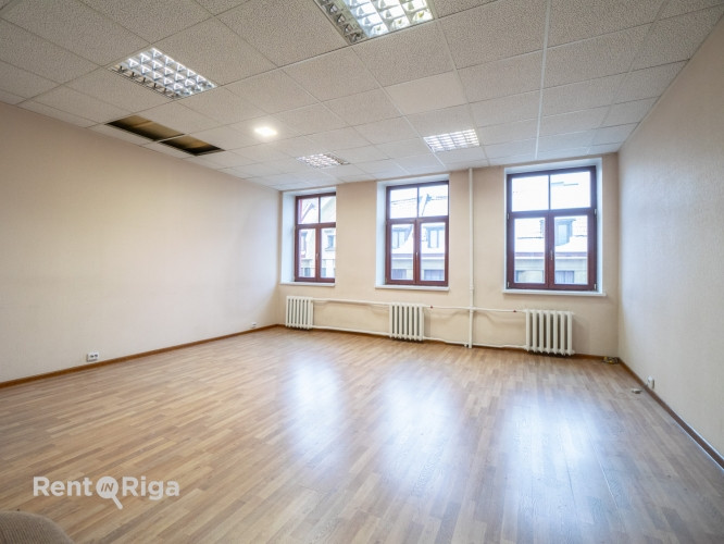 Качественные офисные помещения в самом центре Риги, на улице Дзирнаву.  Окна Рига - изображение 2