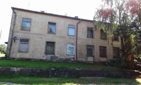 Pārdod renovējamu 2-stāvīgu, koka-mūra ēku ar zemi.  Ēkas platība 446 kvm. Pirmajā stāvā atrodas ned Рига