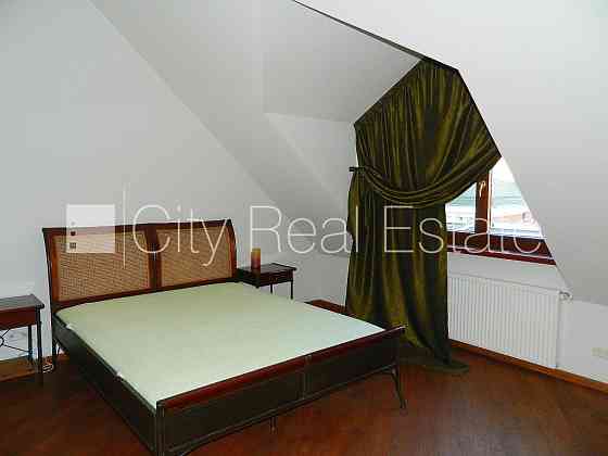 Реновированный дом, фасад с декоративной штукатуркой, закрытый двор, балкон 2 м2, Рига