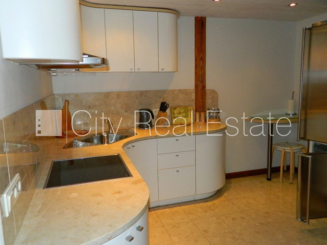 Реновированный дом, фасад с декоративной штукатуркой, закрытый двор, балкон 2 м2, Рига - изображение 12