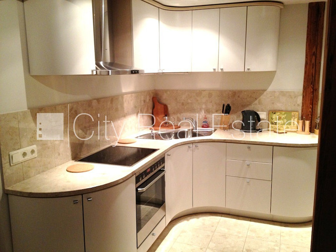 Реновированный дом, фасад с декоративной штукатуркой, закрытый двор, балкон 2 м2, Рига - изображение 13