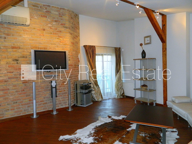 Реновированный дом, фасад с декоративной штукатуркой, закрытый двор, балкон 2 м2, Рига - изображение 4