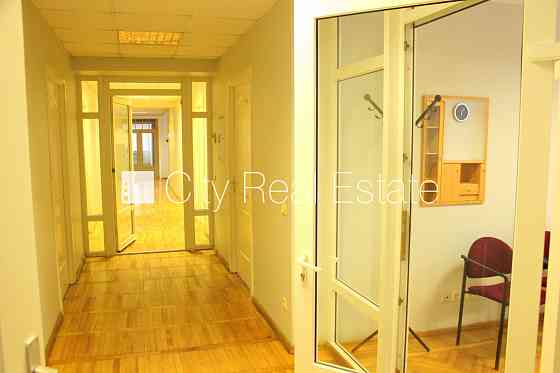 Фасадный дом, закрытый двор, территория обнесена забором, места для нескольких Rīga