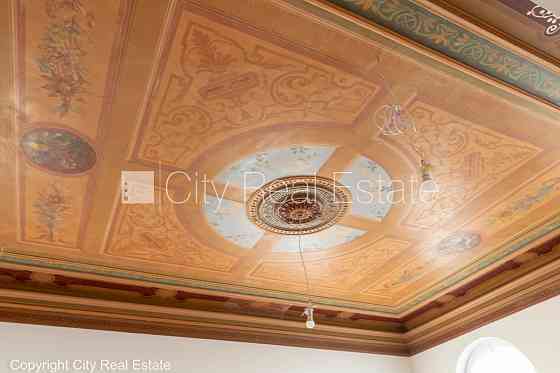 Фасадный дом, реновированный дом, фасад с декоративной штукатуркой, закрытый Рига