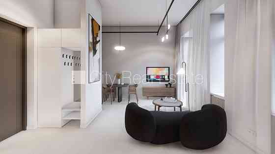 Реновированный дом, фасад с декоративной штукатуркой, закрытый двор, балкон 2 м2, Рига