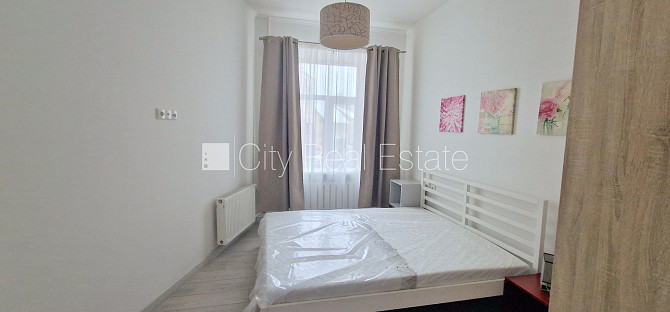 Фасадный дом, реновированный дом, вход с улицы, окна выходят на улицу, окна Рига - изображение 4