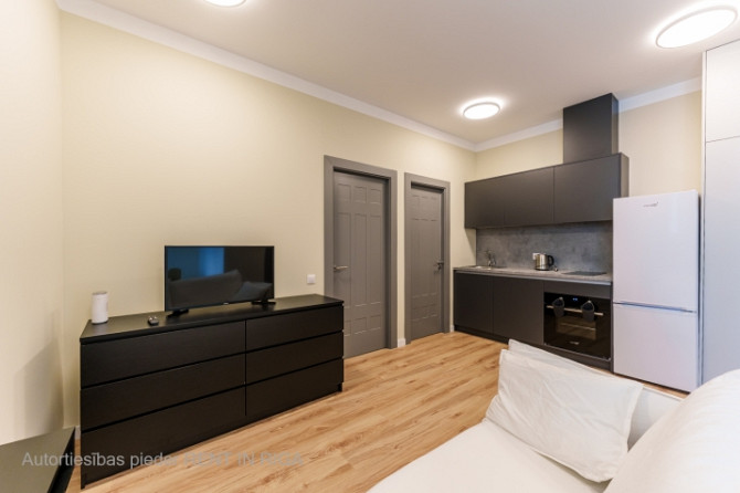 Pilnībā mēbelēts 2-istabu dzīvoklis jūgendstila ēkā Rīgas Centrā.  Krišjāņa Valdemāra Rīga - foto 4