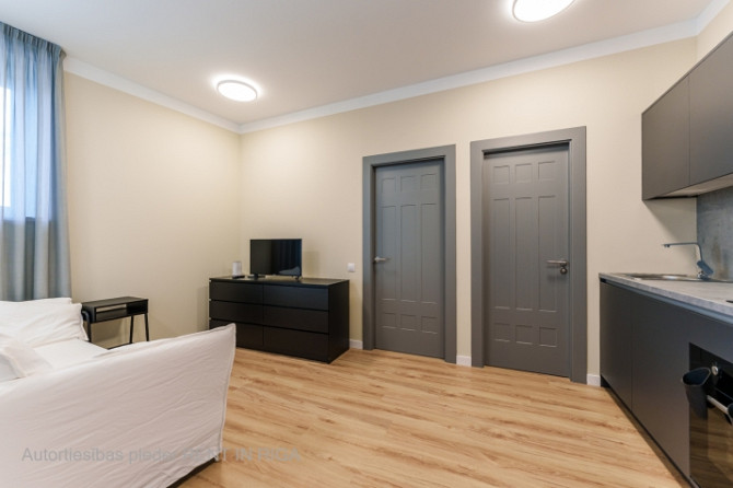 Pilnībā mēbelēts 2-istabu dzīvoklis jūgendstila ēkā Rīgas Centrā.  Krišjāņa Valdemāra Rīga - foto 6