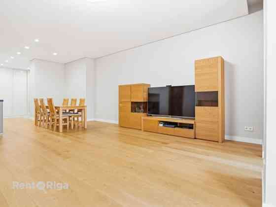 Продаётся просторная и светлая 4-комнатная квартира с уникальным видом из лоджии, Rīga