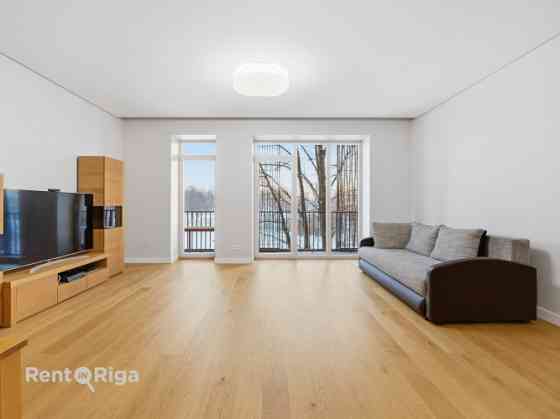 Продаётся просторная и светлая 4-комнатная квартира с уникальным видом из лоджии, Rīga