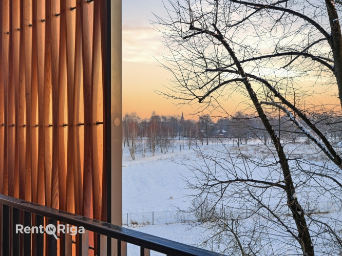 Tiek pārdots plašs un gaišs 4-istabu dzīvoklis ar unikālu skatu no lodžijas, viesistabas un Rīga - foto 2