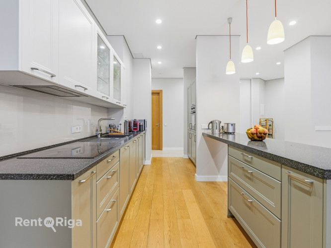 Tiek pārdots plašs un gaišs 4-istabu dzīvoklis ar unikālu skatu no lodžijas, viesistabas un Rīga - foto 8