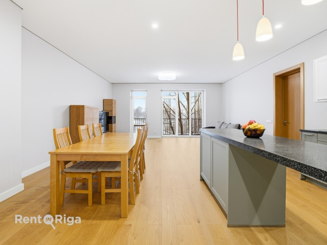 Tiek pārdots plašs un gaišs 4-istabu dzīvoklis ar unikālu skatu no lodžijas, viesistabas un Rīga - foto 6