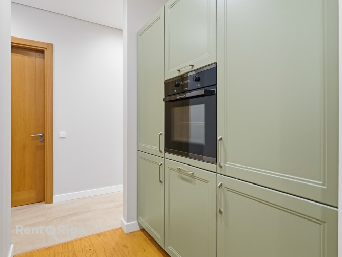 Tiek pārdots plašs un gaišs 4-istabu dzīvoklis ar unikālu skatu no lodžijas, viesistabas un Rīga - foto 9