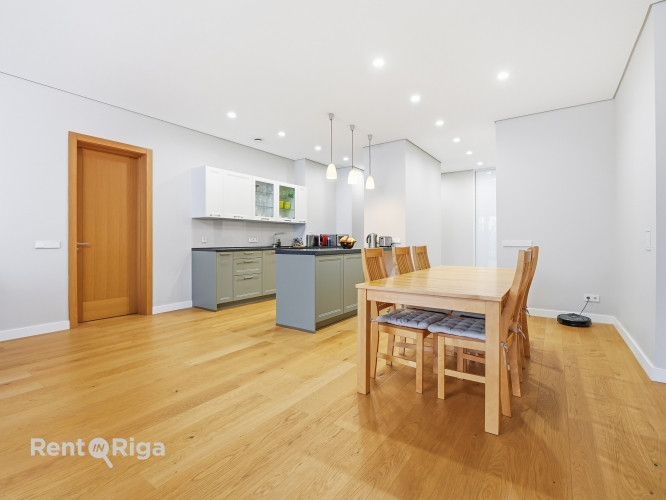 Tiek pārdots plašs un gaišs 4-istabu dzīvoklis ar unikālu skatu no lodžijas, viesistabas un Rīga - foto 7