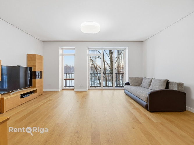 Tiek pārdots plašs un gaišs 4-istabu dzīvoklis ar unikālu skatu no lodžijas, viesistabas un Rīga - foto 1