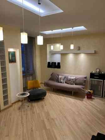 Izīrē 3 istabu dzīvokli centrā!  Dzīvoklis ir plašs un mājīgs - ar savu šarmu. Ienākot, koridors ar  Rīga