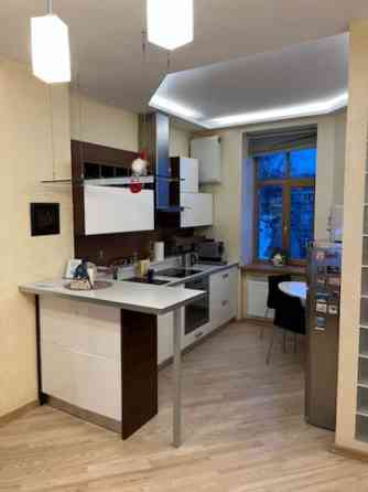 Izīrē 3 istabu dzīvokli centrā!  Dzīvoklis ir plašs un mājīgs - ar savu šarmu. Ienākot, koridors ar  Rīga